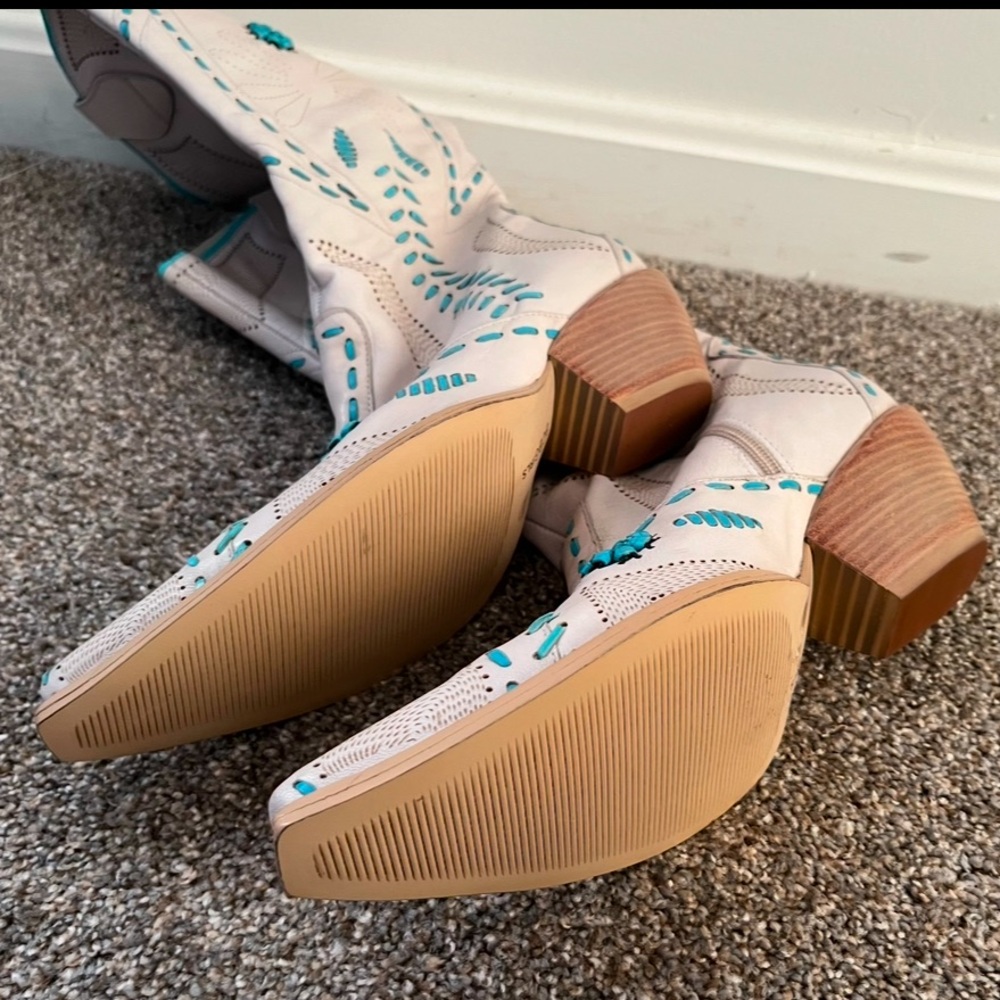 COPY - BCBG boots size 10 in new condition. - Picture 3 of 3